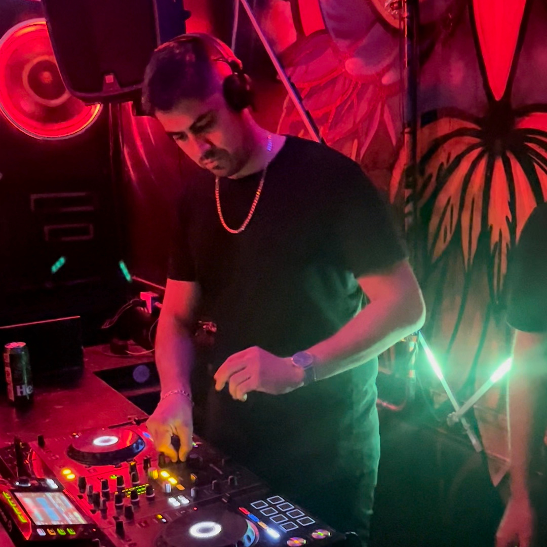Andres Katalan DJing